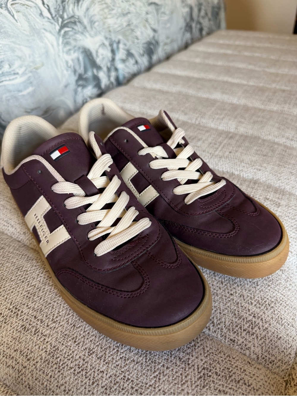 Tommy Hilfiger unisex’s Maroon Low-Top Sneakers with Cream Accents